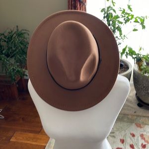 Dark camel felt hat. NWOT